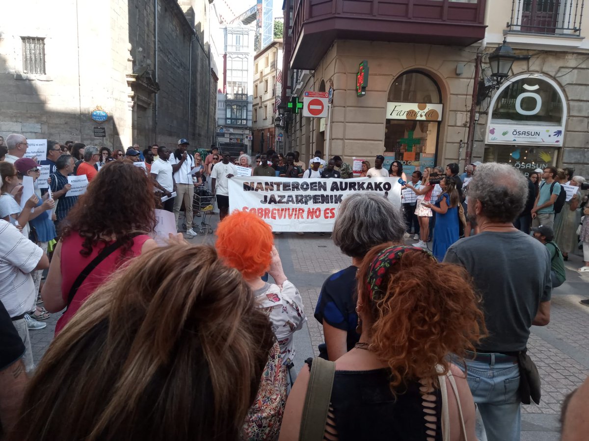 Participamos en la concentración convocada por #ManteroekinBat ante las recientes actuaciones desproporcionadas por parte de la policía contra el colectivo de manteros en Bilbao.

Porque sobrevivir no es delito. Manteroen aurkako jazarpenik ez!