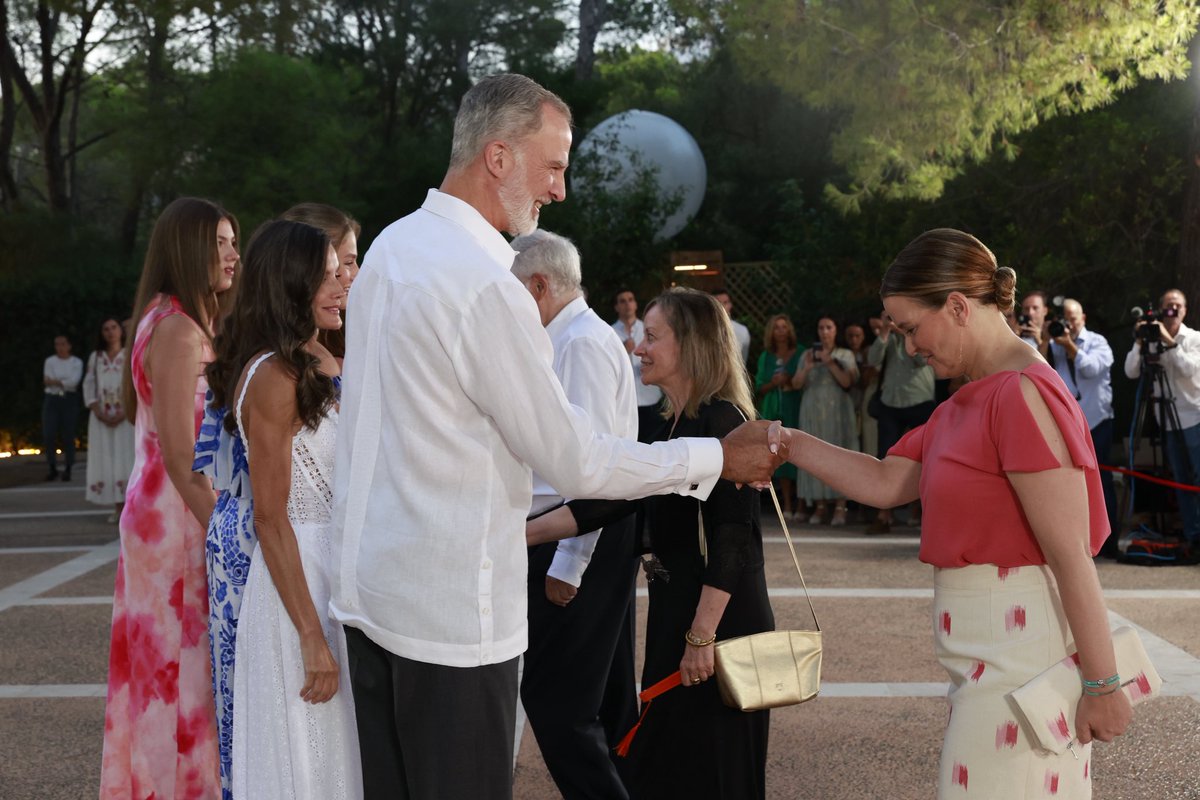 Casa de S.M. el Rey (@casareal) on Twitter photo Los Reyes, acompañados por la Princesa de Asturias, la Infanta Sofía y la Reina Sofía, ofrecen la tradicional recepción a representantes de los distintos sectores e instituciones de la sociedad balear en el Palacio de Marivent.
➡️casareal.es/ES/Actividades… Los Reyes, acompañados por la Princesa de Asturias, la Infanta Sofía y la Reina Sofía, ofrecen la tradicional recepción a representantes de los distintos sectores e instituciones de la sociedad balear en el Palacio de Marivent.
➡️casareal.es/ES/Actividades…