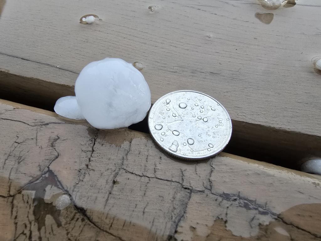Up to quarter-sized hail in Airdrie. 95% pea sized though #abstorm
223pm
