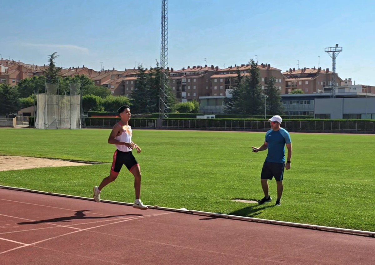 Último entrenamiento aquí en Ávila antes de viajar al Campeonato de Europa🇪🇺 sub20 en Tampere 🇫🇮 , donde Ryan Barcala participará con España 🇪🇸 en los 800m,a seguir disfrutando y aprendiendo de una nueva experiencia, y una internacionalidad más para el #Rubenteam 🧢 👏🏻👏🏻🤟💪