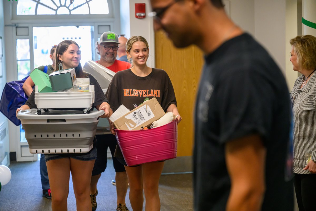 Move-in will be here before you know it 📦 👀

Be prepared with the Fall Arrival Guide! It has everything you need to know like suggested packing lists, arrival and parking information, floor plans, hall information and more! 

🔗 ohio.edu/arrival-guide