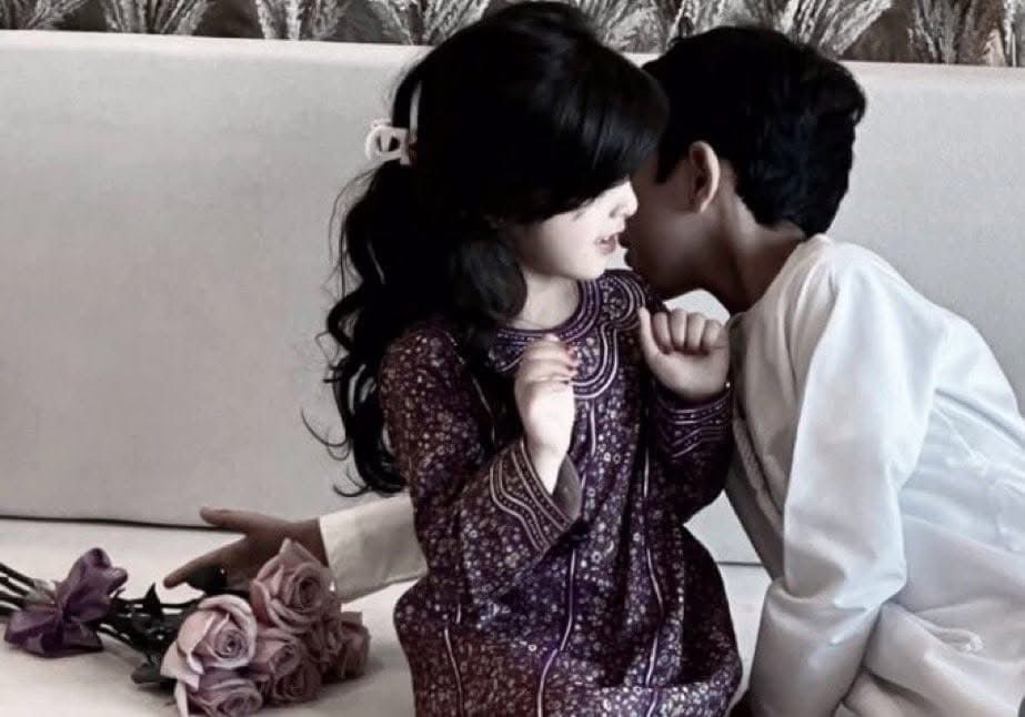 من حب له شخص في دنياه يستاهـل 
يقيم  عرش  الغلا    ويشيد  صروحـه 

وانا اشهد الروح   ما تنساق  بالساهـل
إلّا  لـ غالي   يعادل   بــ الغـلا   روحـه