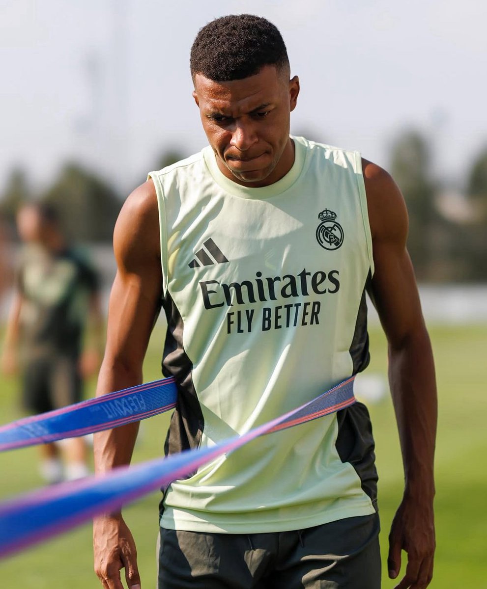 ActuFoot_'s tweet photo. 🗣️ « 𝗡𝗢𝗨𝗩𝗘𝗟𝗟𝗘 𝗦𝗔𝗜𝗦𝗢𝗡… 

𝗙𝗔𝗜𝗠 𝗗𝗘 𝗙𝗔𝗜𝗥𝗘 𝗤𝗨𝗘𝗟𝗤𝗨𝗘 𝗖𝗛𝗢𝗦𝗘 𝗗𝗘 𝗚𝗥𝗔𝗡𝗗. 

𝗔𝗟𝗟𝗢𝗡𝗦-𝗬 𝗧𝗢𝗨𝗦 𝗘𝗡𝗦𝗘𝗠𝗕𝗟𝗘, 𝗠𝗔𝗗𝗥𝗜𝗗𝗜𝗦𝗧𝗔𝗦 !!!

¡𝗛𝗔𝗟𝗔𝗠𝗔𝗗𝗥𝗜𝗗! » 🤍

Kylian Mbappé 🇫🇷 affiche ses ambitions pour la saison à venir. 💪

📲 IG