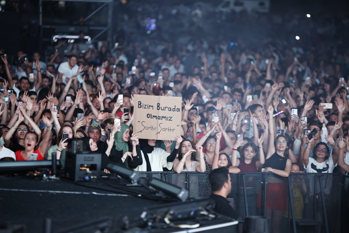 Az önce NEVŞEHİR de olağanüstü anlar yaşandı..Pazartesi konser mi olur diyenler vardı,şimdi yoklar😎❤️Teşekkürler Güzel Nevşehir im... <a href="/TCKulturTurizm/">T.C. Kültür ve Turizm Bakanlığı</a>