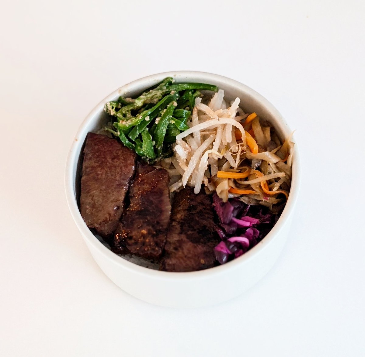 今日の夫のお弁当は焼肉弁当。
温められる容器だと、あつあつが食べられていい感じ。