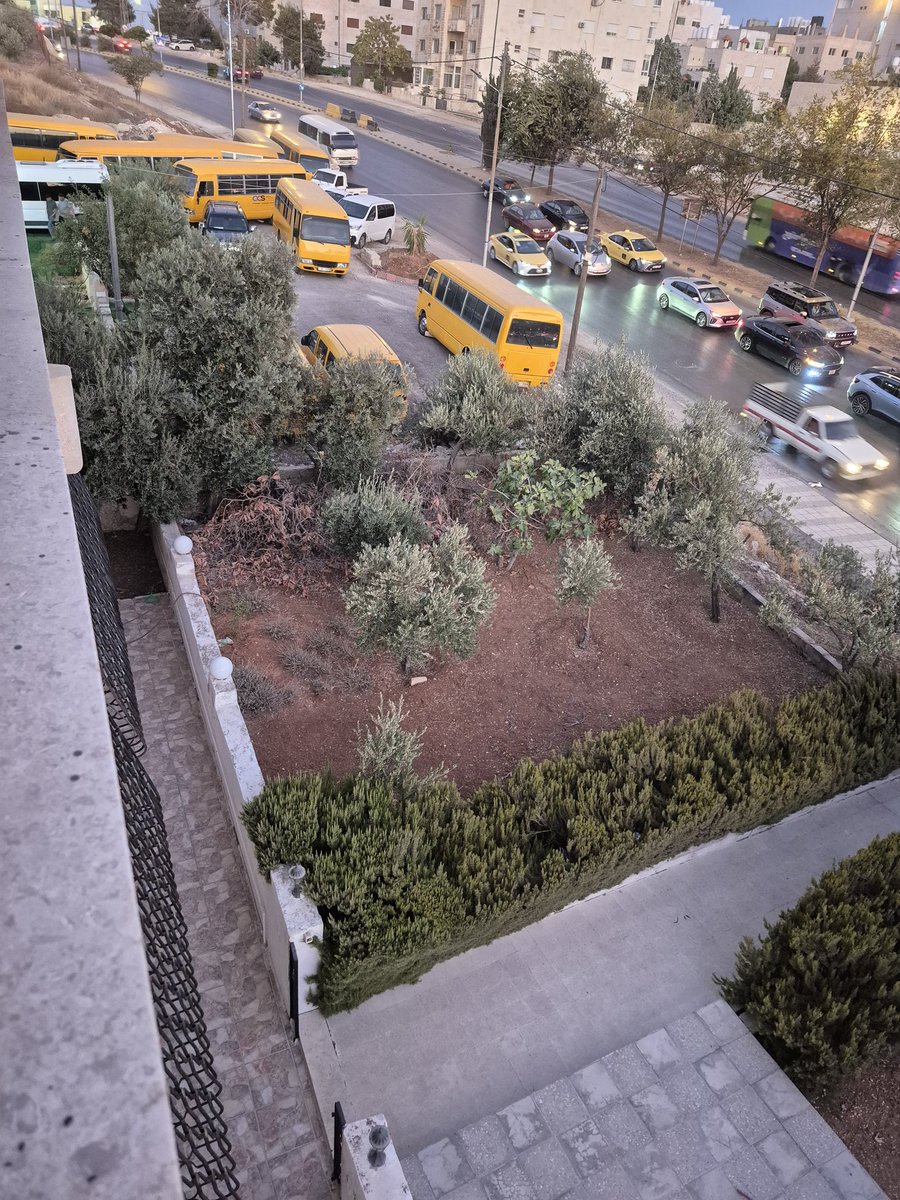 nasermbideen's tweet photo. @YousefShawarbeh شركة نقل طلاب بحي سكني وقدمنا مئات الشكاوي ولا حدا سامع .طبعا القانون لايجيز هكذا شركة بهيك موقع عداك عن التشوه السمعي والبصري https://t.co/xn3uoX9MMS
