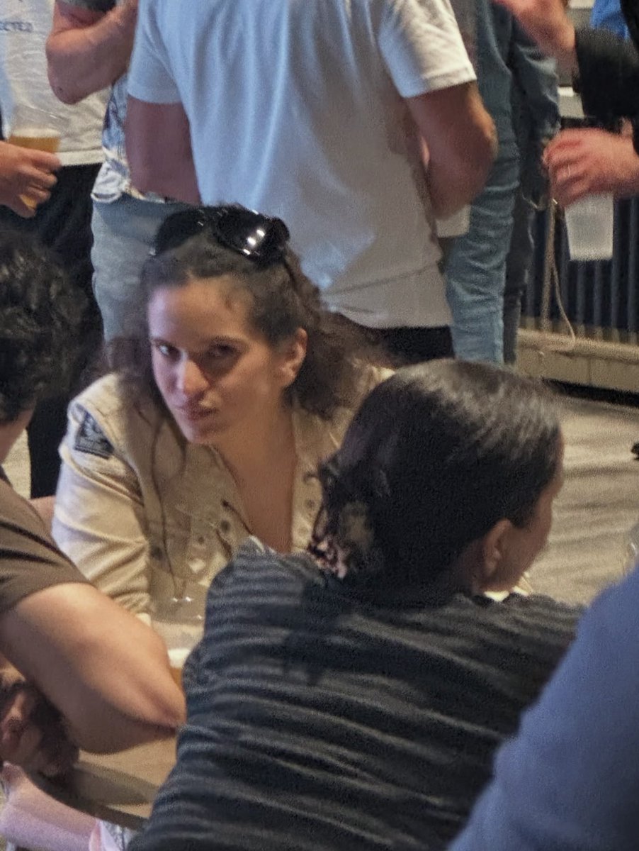 ROSALÍA compareceu ao show do Oasis ontem em Londres.