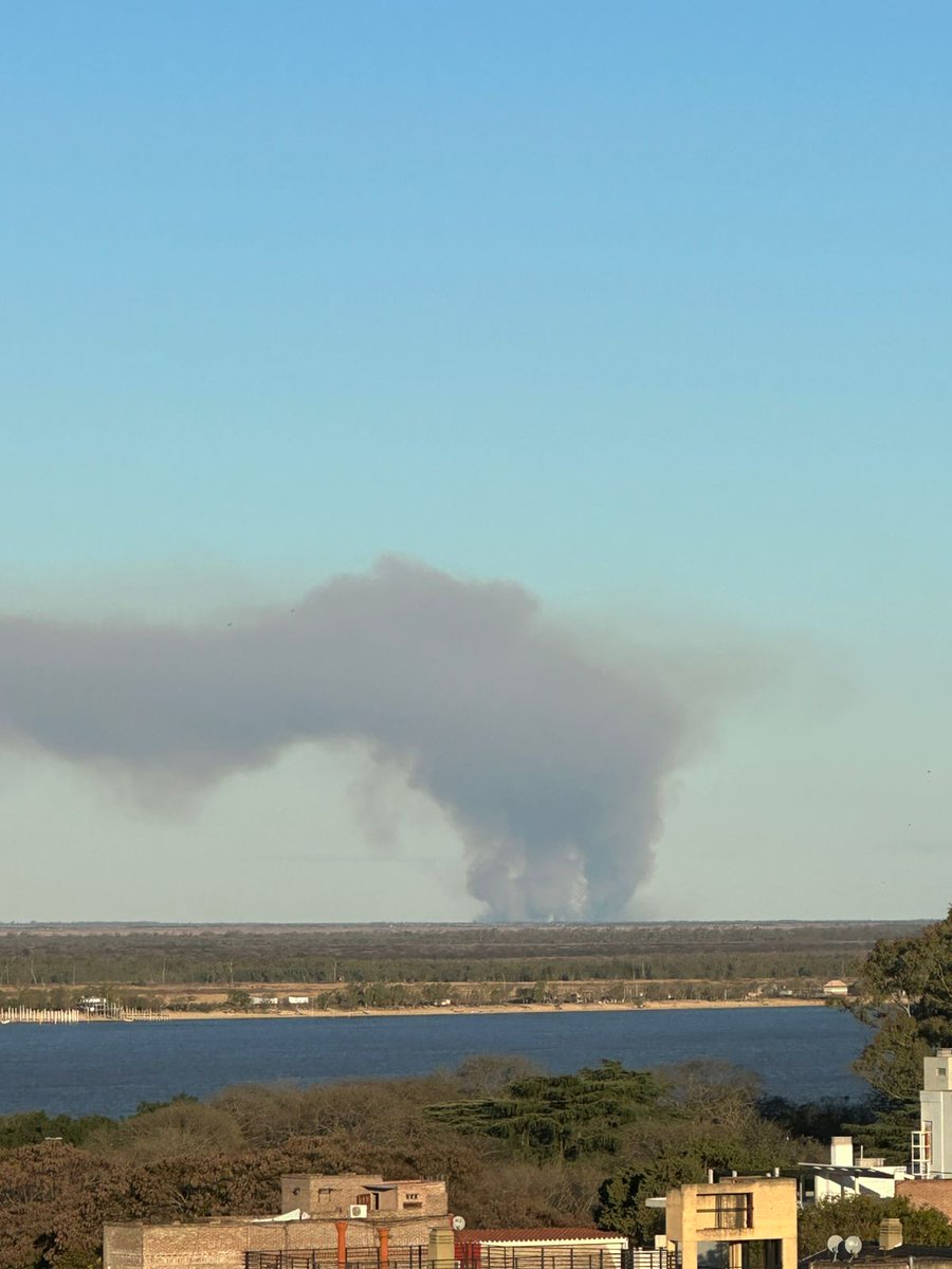 #AHORA 
Enorme foco frente a Rosario 
Parece que arrancaron los muchachos

📸 <a href="/indioluque/">Indio Luque</a>