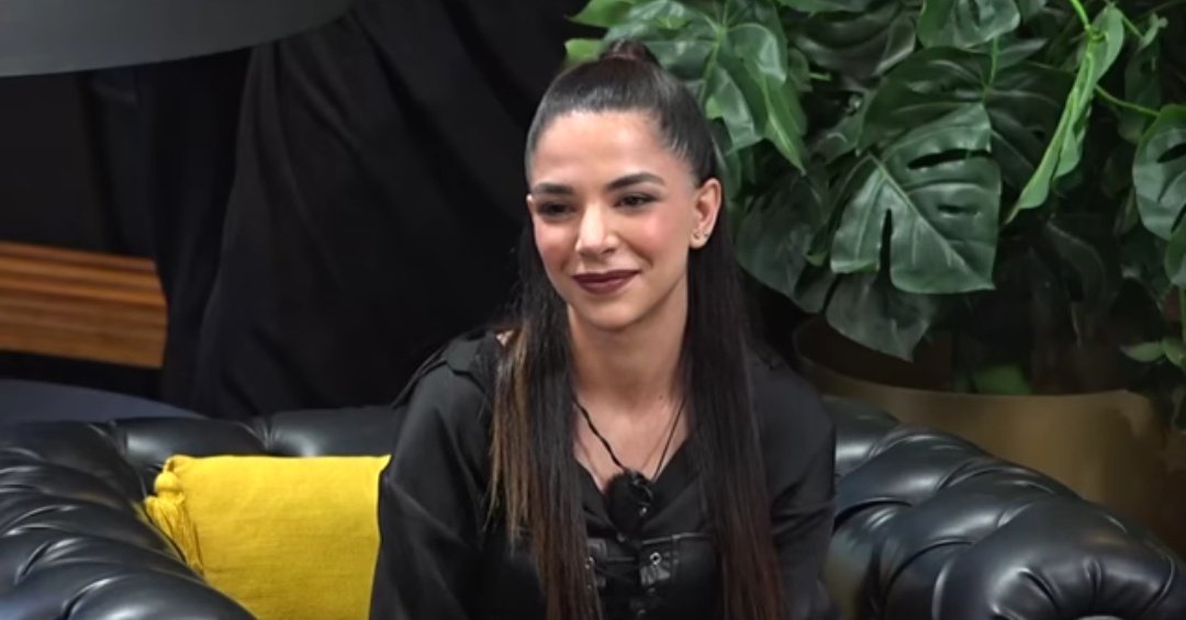 محدثه واقعا دختر قوی،موفق و بااراده ایه اما واقعا دلم براش سوخت،وقتی برای اولین بار دید طناز رفت کنار شاهین به شاهین نگا کرد انگار یه چیزی تو دلش شکست دستاش داشت می‌لرزید🙂🥲