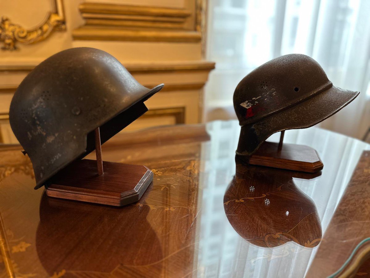 Two authentic 1944 Warsaw Uprising helmets—captured by Insurgents, reclaimed from Germany—were on display at our August 1st event.
Heartfelt thanks to the Bloch Family Foundation for making this powerful tribute possible. 🪖🇵🇱
