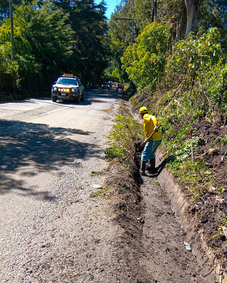 ⏩ Continúan los trabajos de limpieza del derecho de vía y de los drenajes longitudinales de la ruta que conecta a las aldeas Lo de Diéguez en Fraijanes, #Guatemala y Yumanes en #SantaRosa; el personal retira el fango que obstruye las cunetas. 🧹👷🏽‍♂️

#ElPuebloDignoEsPrimero