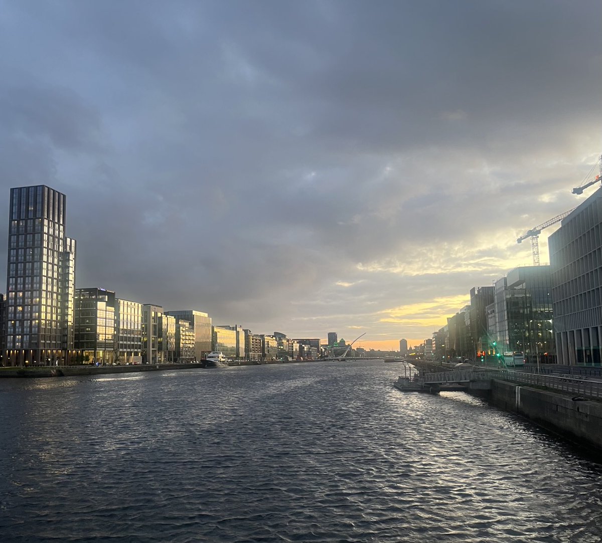 Dublin dusk, upriver.