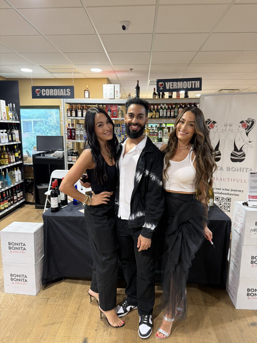 Jjespinal97's tweet image. Newly inducted to Team Bella with the color choice today. 🤭❤️ 
It’s always a pleasure seeing you both @NikkiAndBrie 
#BonitaBonita #BrieMode #FearlessNikki