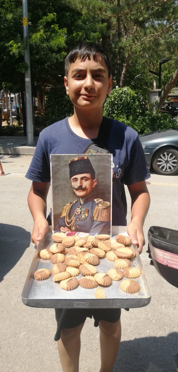 ⚪️ Kayseri’de 12 yaşındaki bir çocuk, Enver Paşa’nın 103’üncü vefat yıl dönümünde vatandaşlara kurabiye ve limonata ikram etti.