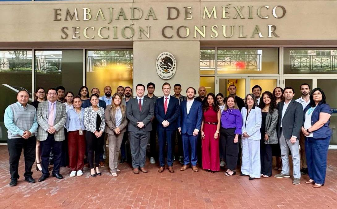 Esteban Moctezuma Barragán (@emoctezumab) on Twitter photo Di posesión a Rodrigo Mendivil <a href="/RMendivil_O/">Rodrigo Mendivil</a> como nuevo jefe de la Sección Consular en nuestra Embajada <a href="/EmbamexEUA/">Embassy of Mexico in the U.S.</a>.
Estoy seguro que su nutrida trayectoria en el Servicio Exterior Mexicano en Panamá, Canadá y Francia potenciará la atención digna y eficaz que merece y se le Di posesión a Rodrigo Mendivil <a href="/RMendivil_O/">Rodrigo Mendivil</a> como nuevo jefe de la Sección Consular en nuestra Embajada <a href="/EmbamexEUA/">Embassy of Mexico in the U.S.</a>.
Estoy seguro que su nutrida trayectoria en el Servicio Exterior Mexicano en Panamá, Canadá y Francia potenciará la atención digna y eficaz que merece y se le
