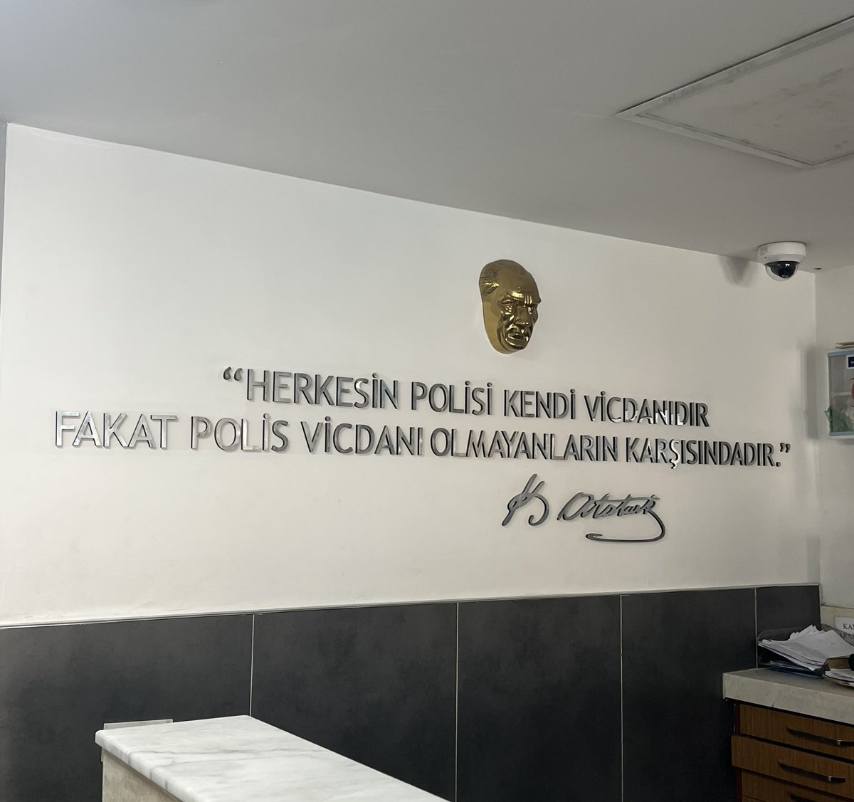 Günü gelir sanma hesap sorulmaz!!
Dayanır kapına pir sultan ölmez..