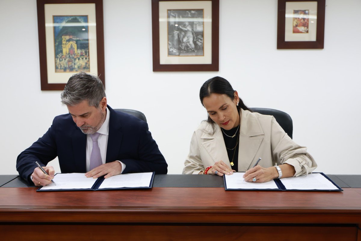 Ministerio de Energía y Minas Ecuador🇪🇨 (@recnaturalesec) on Twitter photo ✅¡BUENAS NOTICIAS!
📍GUAYAQUIL | El Presidente de la República, <a href="/DanielNoboaOk/">Daniel Noboa Azin</a>, junto a la ministra <a href="/inesmanzano/">Ines Manzano</a>, mantuvieron una reunión con representantes de la empresa Barrick International. En este espacio se suscribió un Memorando de Entendimiento.
#ElNuevoEcuador ✅¡BUENAS NOTICIAS!
📍GUAYAQUIL | El Presidente de la República, <a href="/DanielNoboaOk/">Daniel Noboa Azin</a>, junto a la ministra <a href="/inesmanzano/">Ines Manzano</a>, mantuvieron una reunión con representantes de la empresa Barrick International. En este espacio se suscribió un Memorando de Entendimiento.
#ElNuevoEcuador