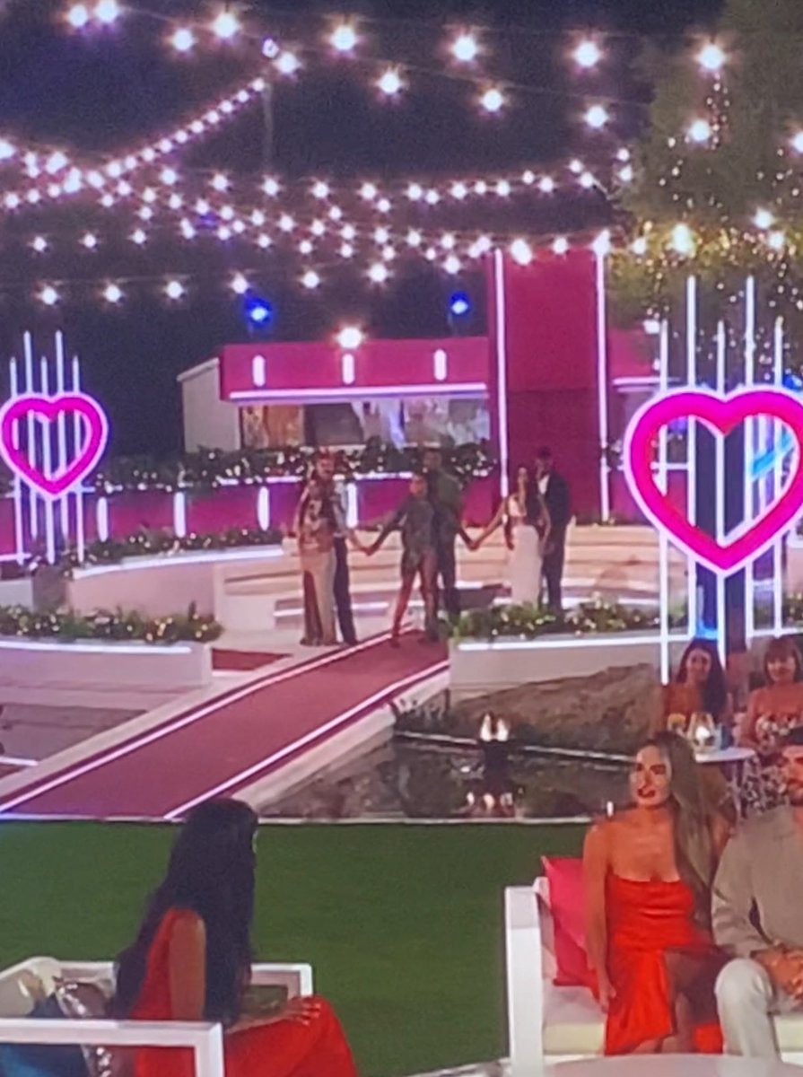 I can’t cope with my 3 finalists holding hands in the background. May this friendship last forever #loveisland
