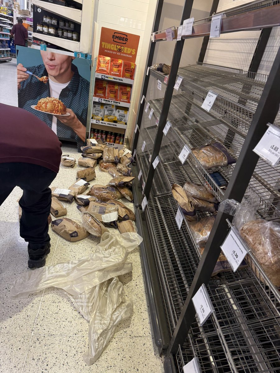 gadsy7's tweet image. Welcome to Sainsbury’s Wandsworth - wasting bread and refusing to reduce to customers whilst people are dying from starvation @sainsburys @SainsburysNews #waste #starvation #poorcustomerservice