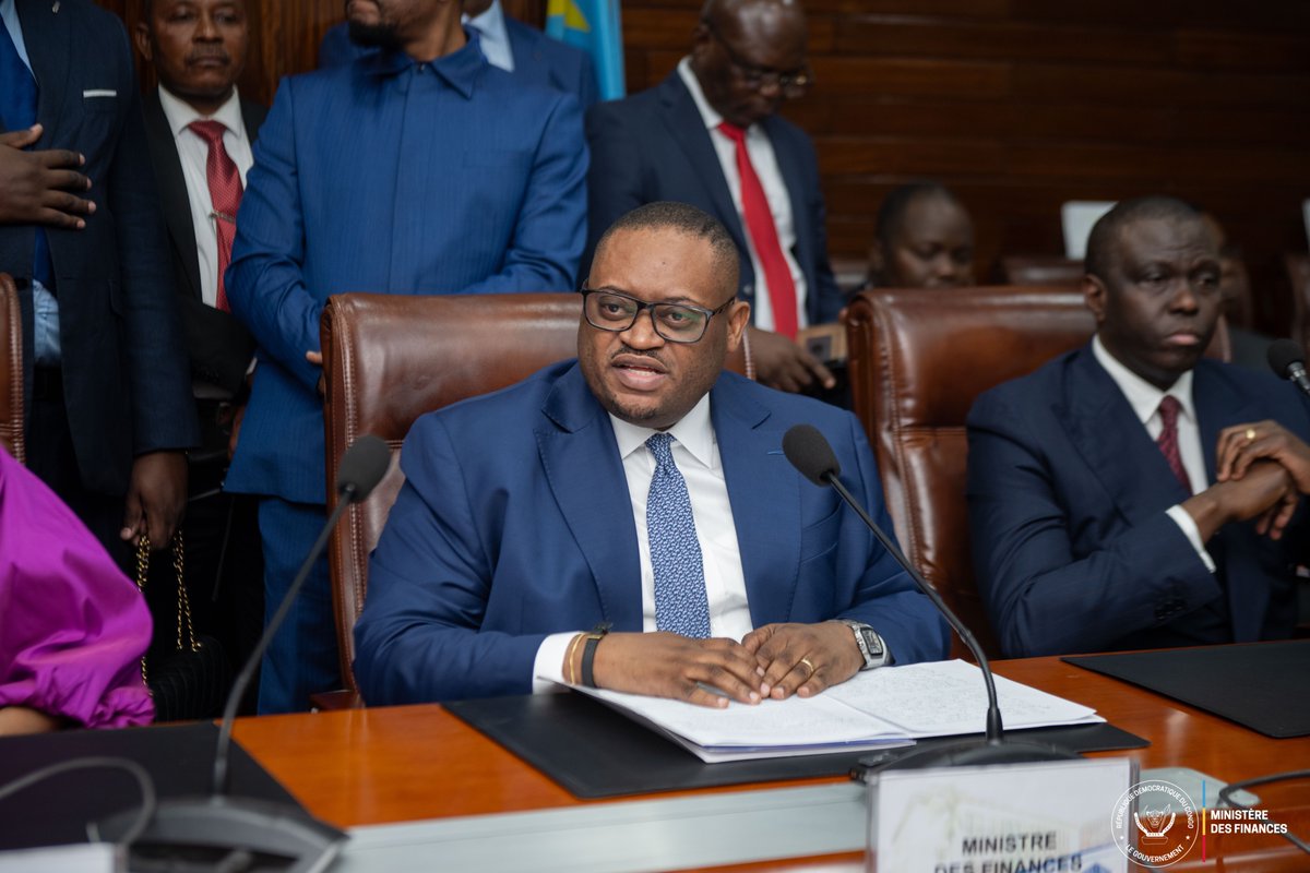 financesrdc's tweet photo. Ce lundi 04 août 2025, le Ministre des Finances, Doudou Fwamba @LikundeR  Li-Botayi, a présidé la cérémonie de remise et reprise, marquant l’installation officielle de M. André Wameso Nkwaluloki en tant que Gouverneur de la Banque Centrale du Congo, conformément à l’ordonnance n°25/239 du 19 juillet 2025, signée par le Président de la République, Félix-Antoine Tshisekedi Tshilombo.

À cette occasion, le Ministre des Finances a salué les loyaux services rendus à la Nation par Mme Malangu Kabedi, première femme à avoir dirigé la BCC, ainsi que son apport dans le rétablissement des équilibres macroéconomiques autrefois rompus.

Le Ministre a souligné, à juste titre, la qualité de la coordination des politiques conjoncturelles entre le Gouvernement et la Banque Centrale du Congo, laquelle a permis de casser le rythme de formation des prix intérieurs et de garantir la stabilité de la monnaie entre juin 2024 et juillet 2025.

En effet, la bonne coordination entre la politique monétaire et la politique budgétaire a permis de ramener l’inflation à 7,9 % en glissement annuel à fin juillet 2025, contre 21,8 % en juin 2024 et 23,8 % en décembre 2023, tout en maintenant la stabilité du franc congolais, avec un taux de dépréciation inférieur à 1 %, contre 6,2 % en 2023.

Le Ministre a, à cette occasion, présenté le nouveau Gouverneur aux cadres de la Banque Centrale du Congo, le qualifiant de technocrate chevronné, et l’invitant à renforcer la coordination avec le Gouvernement afin de maintenir les équilibres macroéconomiques et préserver le pouvoir d’achat des Congolais, conformément à la vision du Chef de l’État.

Il a terminé son propos en renouvelant les félicitations du Gouvernement que dirige Son Excellence Madame Judith Suminwa Tuluka, Première Ministre, Cheffe du Gouvernement, au Gouverneur André Wameso Nkwaluloki.