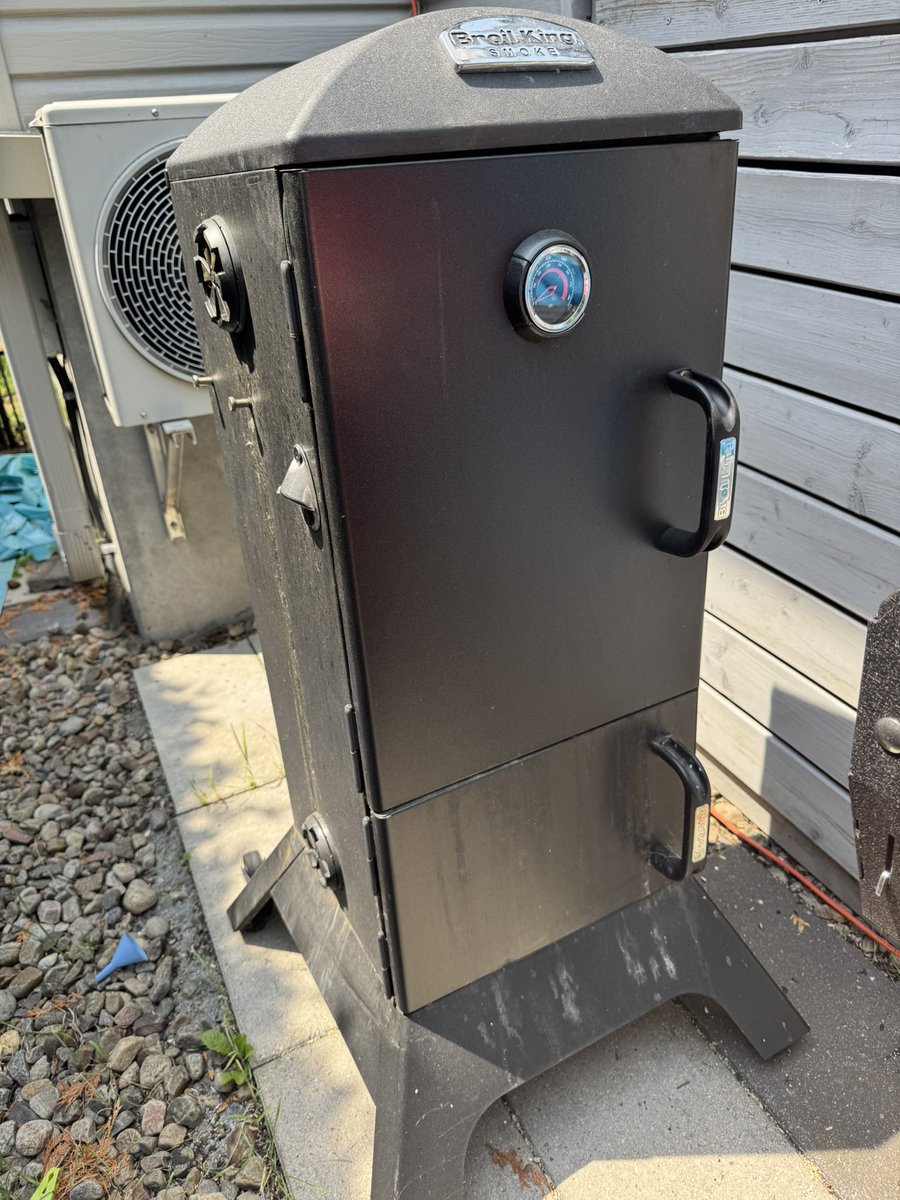 Salut la gang! Je cherche à me départir de mon fumoir Broil King. Raison de la vente? Je peux combler tous mes besoins avec mon Kamado. Il fonctionne très bien. Il faut être en mesure de venir chercher ça à St-Amable. Intéressé? Écris moi en privé!