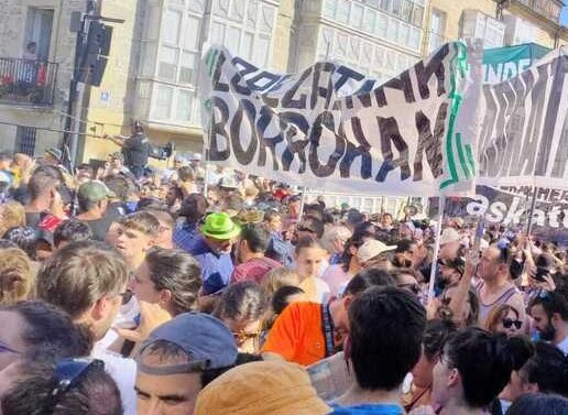 La reivindicación del personal de jardinería de #Enviser ha estado presente en el comienzo de las fiestas de #Gasteiz;

fiestas en las que nuevamente lxs trabajadorxs van a ver recortado su derecho a la huelga con unos servicios mínimos abusivos... 🤬

#EnviserBorrokan