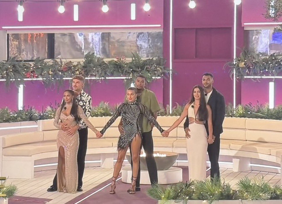 axnsl_'s tweet image. beat the evil editing, defeated the mean girl allegations and slayed the whole season #LoveIsland