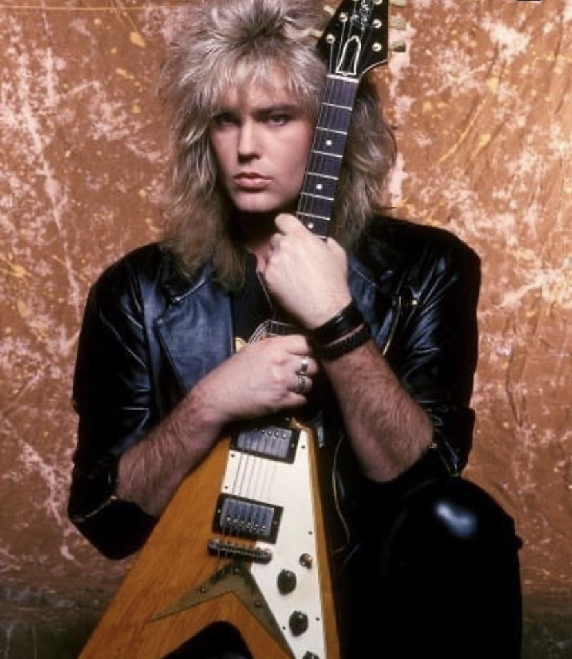 NoClass_Radio's tweet image. 04 de agosto de 1959. Nace Robbin Crosby enCalifornia, Estados Unidos, fué uno de los miembros fundadores y guitarrista de la banda Ratt. #RobbinCrosby #Ratt