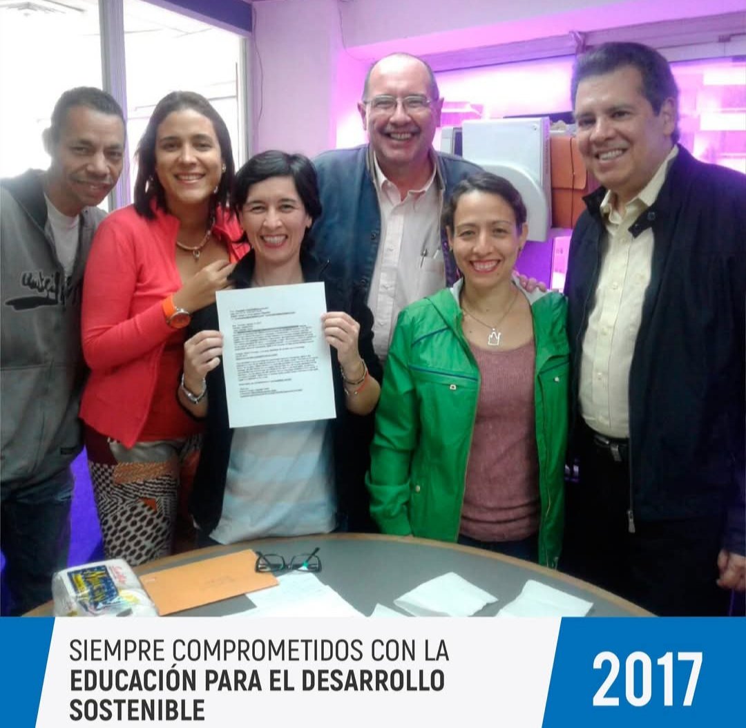Los años no cambiarán toda la felicidad que sentí como periodista en ejercicio durante los dos años que grabamos <a href="/contactotierra1/">Contacto Tierra</a> en la radio por internet del gran periodista comunitario Elías Santana. 

Se nos fue uno grande, un amante de su gran condominio: Venezuela