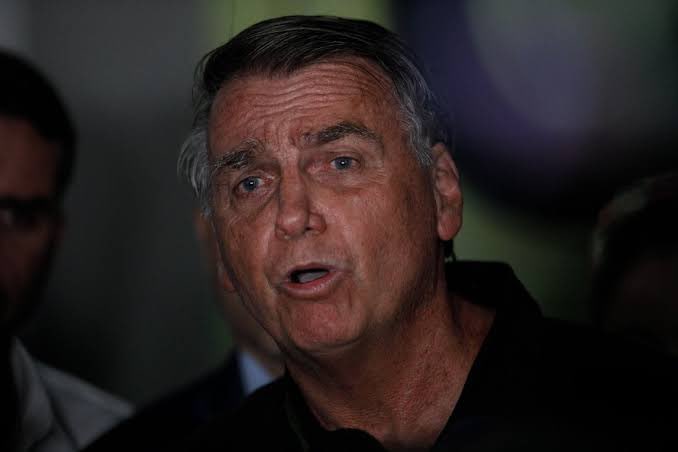 URGENTE: Ministro Alexandre de Moraes acaba de decretar a prisão domiciliar do Bolsonaro após o golpista descumprir restrição ao uso de redes sociais por meio de aliados. Agora ele está proibido de receber visitas. GRANDE DIA!