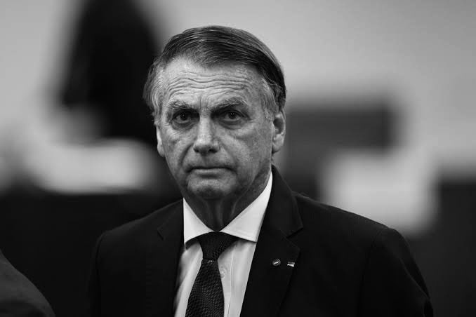 pedrorousseff's tweet photo. 🚨URGENTE

Alexandre de Moraes ACABA de DECRETAR a PRISÃO de Jair Bolsonaro! 

Grandíssimo dia! 🇧🇷👍 https://t.co/eaRpcxiQuC