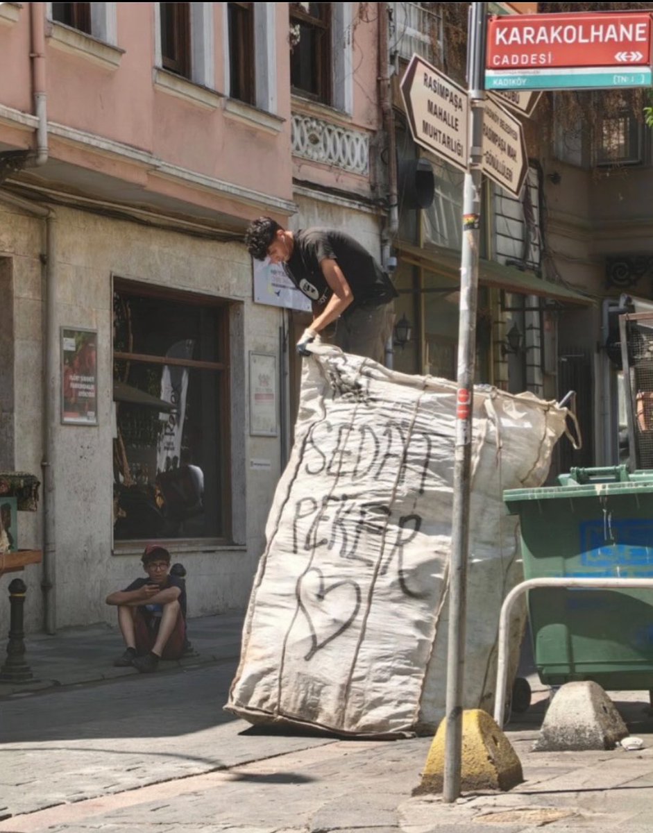 Herkes aynı değil ki,
Seveni küstüren de var,
Küseni hayata bağlayan da..

Reis Sedat Peker