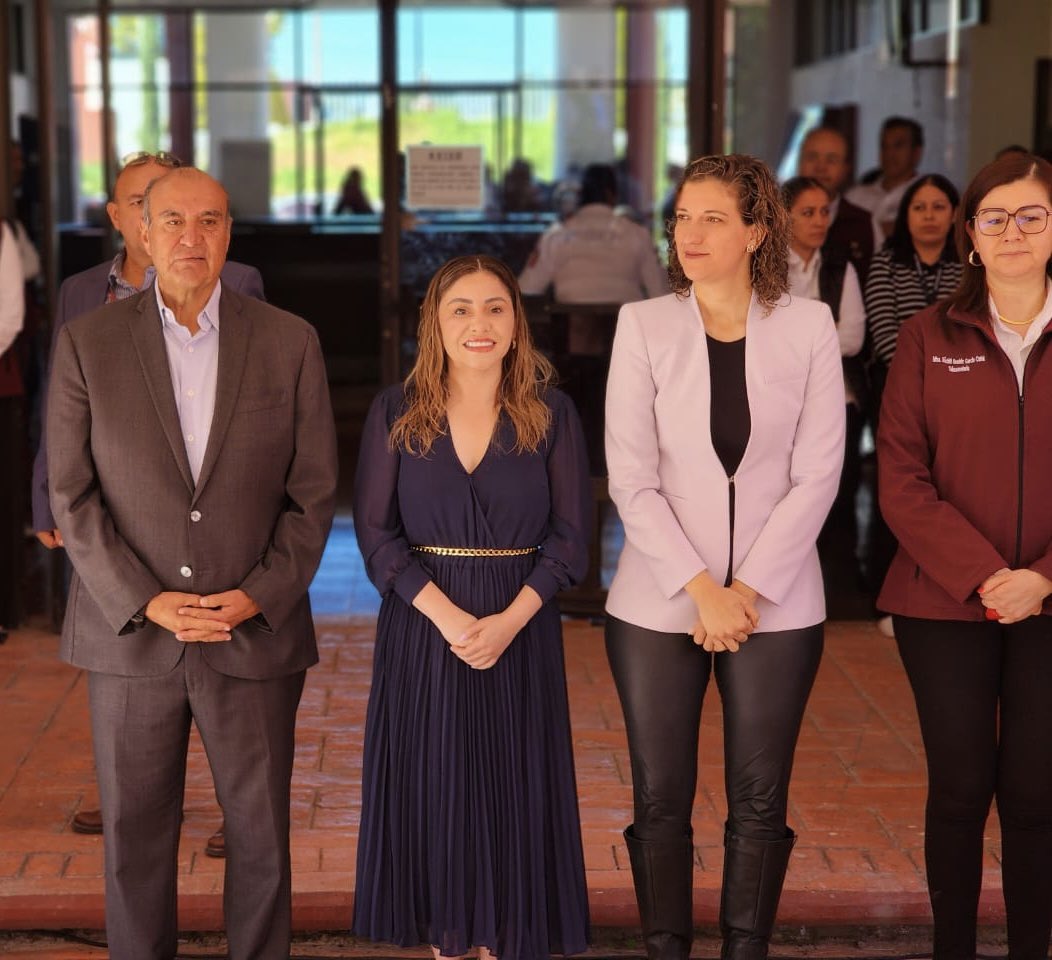 Esta mañana acompañé al secretario <a href="/natycastrejonv/">Naty Castrejón</a> y a mis compañeros subsecretarios en la ceremonia de lunes cívico <a href="/SEMSyS_SEPH/">Subsecretaría de Ed Media Superior y Superior SEPH</a> 

Fue un momento significativo honrar a nuestros símbolos patrios y recordar la fuerza de la educación para transformar vidas.