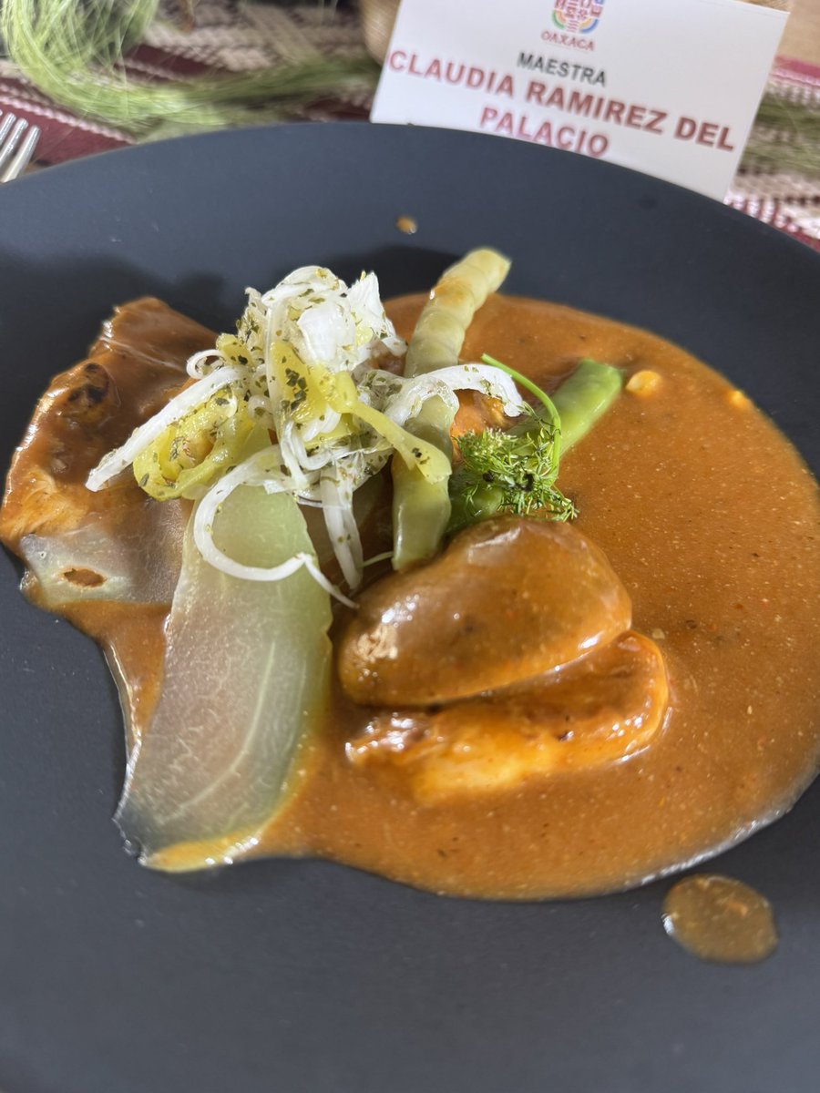 Un honor haber sido parte del Festival de los Moles 2025 en Oaxaca, una celebración que refrenda la grandeza de nuestra gastronomía y su poder para unir tradición, cultura e identidad. 🌶️🍽️

¡Felicidades a todos los que lo hicieron posible!