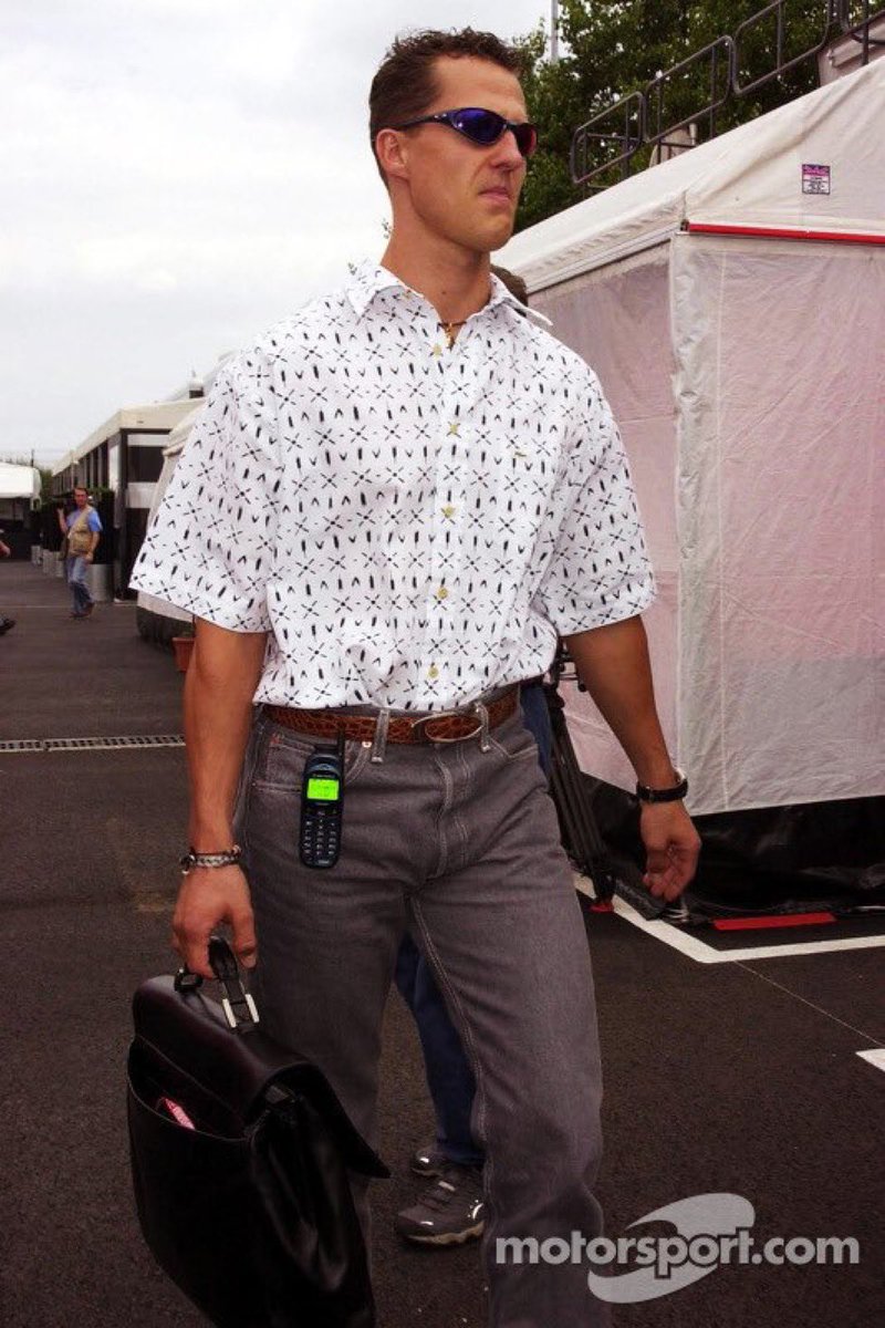 wie ich 2 Minuten vor Ladenschluss den Edeka betrete, um 1 Kasten Bier und 7 Bifi Roll XXL zu kaufen