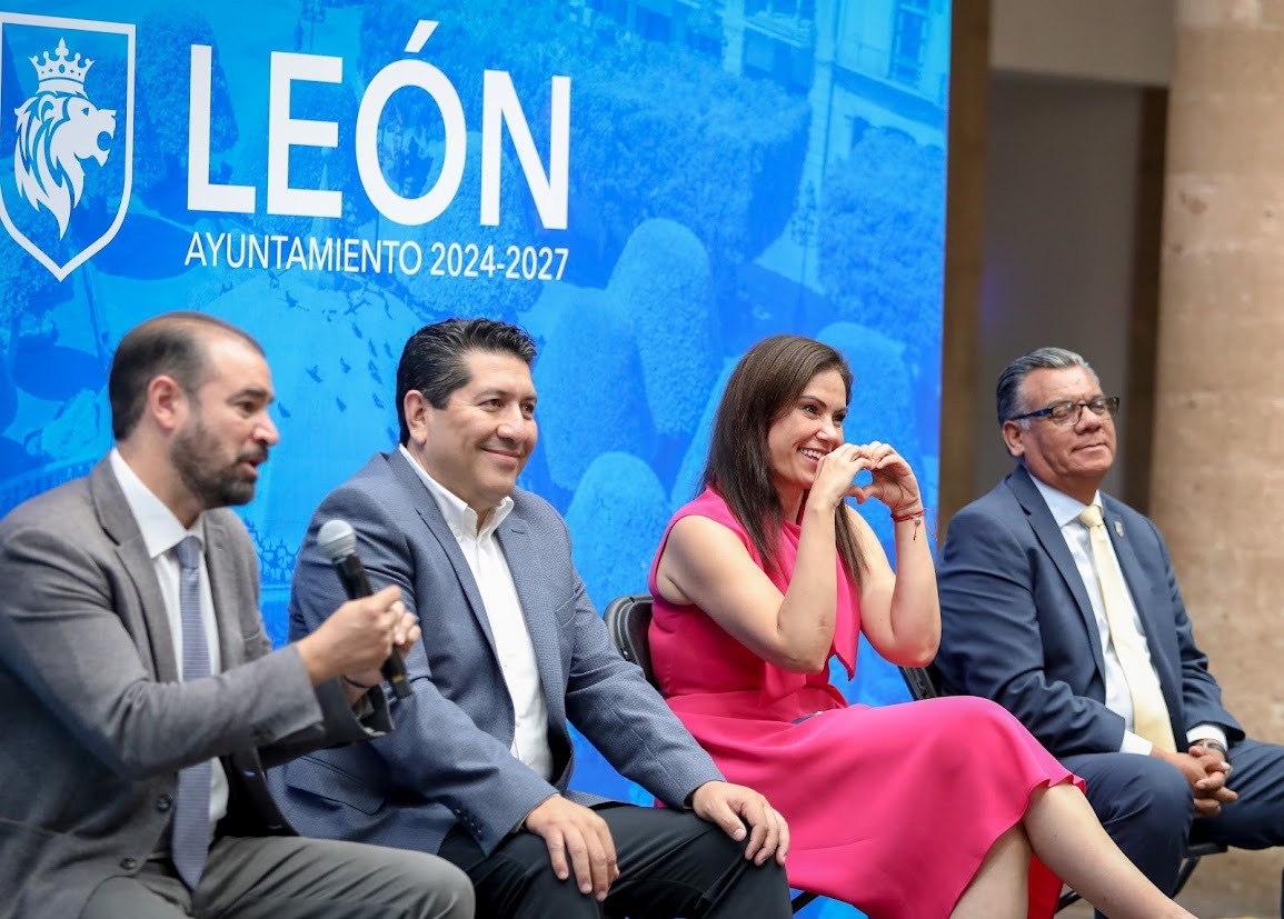 Comunicación León (@comunicaleonmx) on Twitter photo #AvanzaLeón 🏫 📖 Bajo la visión de la presidenta municipal Ale Gutiérrez, se ha realizado una inversión histórica en becas, multiplicando casi nueve veces el presupuesto en tan solo cuatro años.
n9.cl/h1uk8l
<a href="/AleGutierrez_mx/">Ale Gutiérrez</a> <a href="/municipio_leon/">Municipio de León</a> <a href="/educacion_leon/">Educación León</a> #AvanzaLeón 🏫 📖 Bajo la visión de la presidenta municipal Ale Gutiérrez, se ha realizado una inversión histórica en becas, multiplicando casi nueve veces el presupuesto en tan solo cuatro años.
n9.cl/h1uk8l
<a href="/AleGutierrez_mx/">Ale Gutiérrez</a> <a href="/municipio_leon/">Municipio de León</a> <a href="/educacion_leon/">Educación León</a>