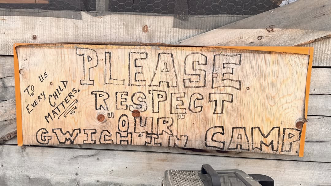 A visit filled with listening, learning, and genuine connection.

Don’t miss the unforgettable experience of the Gwich’in Fish Camp in Fort McPherson. Women skillfully fillet the catch while men tend to campfires and chop fallen trees, each playing a part in something greater.