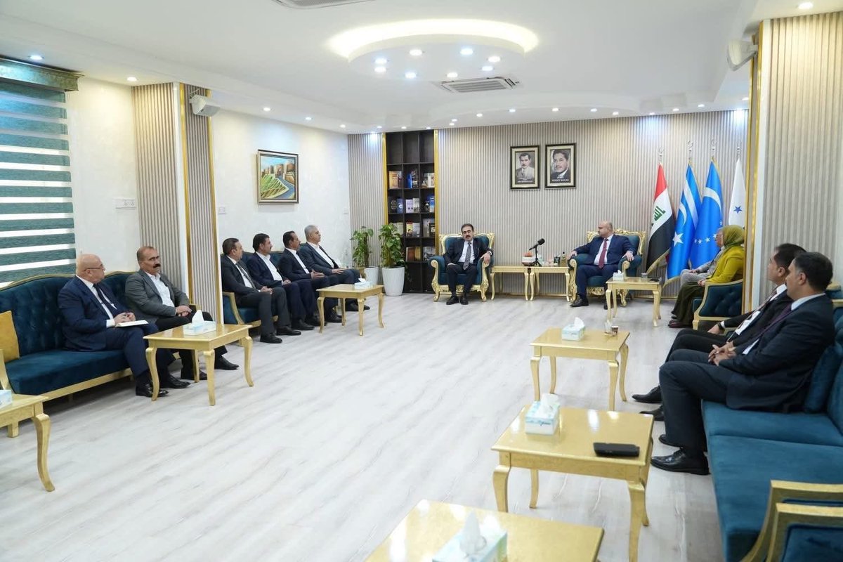 عربي - Türkçe
رئيس الجبهة التركمانية العراقية يزور منظمة بدر – فرع الشمال

قام رئيس الجبهة التركمانية العراقية، السيد محمد سمعان آغا، بزيارة إلى مقر منظمة بدر – فرع الشمال، يرافقه وفد من كوادر الجبهة.

وكان في استقباله الحاج محمد مهدي البياتي، مسؤول الفرع، والحاج عاطف النجار، عضو