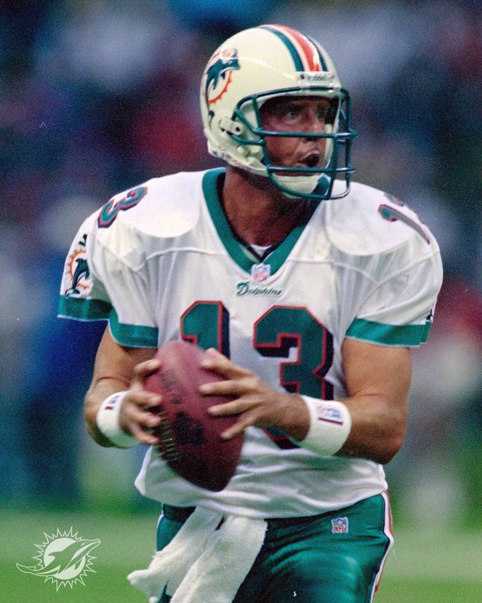 LosDolphins's tweet photo. Un día como hoy, hace 28 años, más de 100,000 fanáticos nos vieron jugar nuestro primer y único partido en el Estadio Azteca contra los Broncos. https://t.co/ChBg3NGrGp