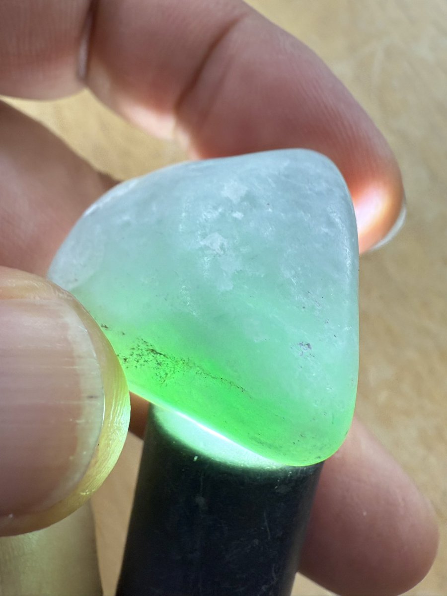 今日のヒスイは、 「白地の少し入るアップルグリーンが綺麗な翡翠