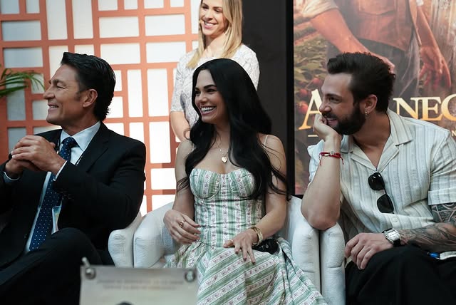 ferteamx's tweet photo. #laestrella #FernandoColunga en la presentación a pre sa de la nueva canción que podremos escuchar de L a V a las 9.30 p.m por #lasestrellas y #univision en #Amanecer la nueva serie de #Televisa #superstar #superactor #superman #colungateam
Fte. Canal Estrellas https://t.co/NMkv75Bfhe