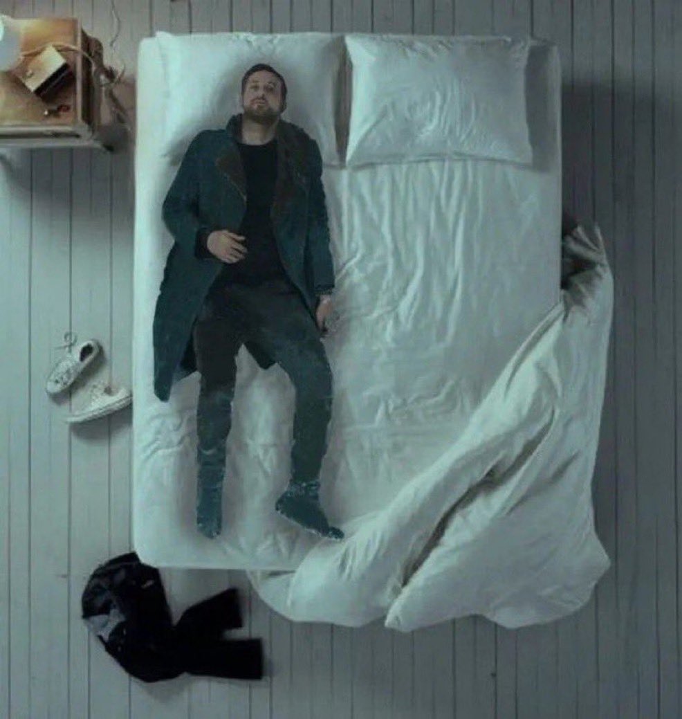 When everybody around you is falling in love but you cant even fall asleep