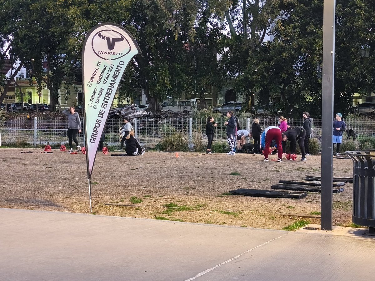 NicolasDojman's tweet photo. USURPACION DE ESPACIO PÚBLICO EN EL PARQUE FERROVIARIO COLEGIALES. hola, @gcba @jorgemacri . hay ""gimnasios al aire libre" en el PFC  con altoparlantes, colchonetas y equipamiento. cobran, pero ellos no pagan nada. hasta se promocionan con cartelería, como IG: @tavros_fit https://t.co/PLe8isz18K