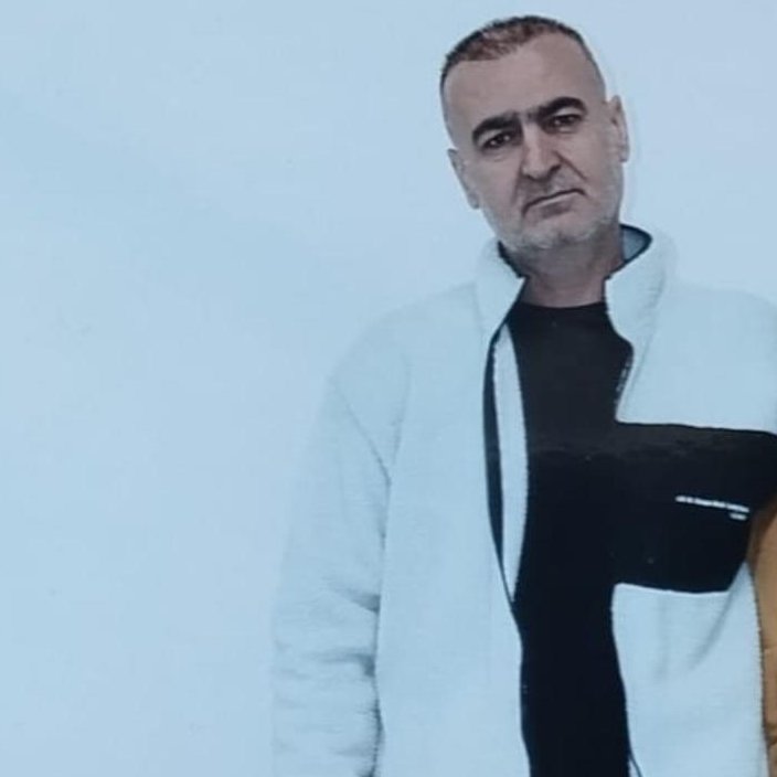 Fotoğraftaki kişi, Ağustos sıcağında yeğeni Narin Güran öldürülürken evinde telefonuyla oynadığı; şarj aletinde ve uygulama kayıtlarından tespit edilmesine rağmen, üstelik 15.07’de Nevzat Bahtiyar’ın kendisini aradığı ve o görüşmede evde olduğu, 7 yaşındaki kızı ve 8 yaşındaki