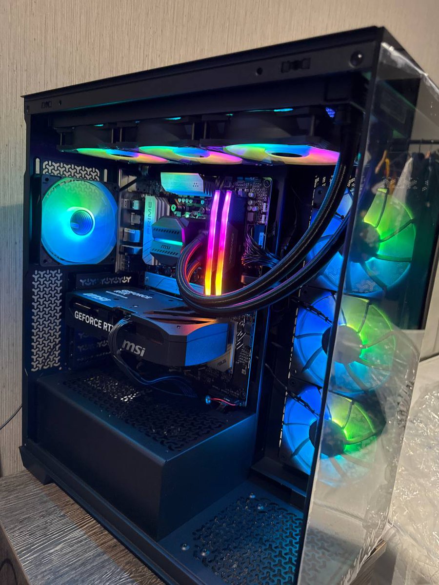 Ay who got a pc tho My shi lights up