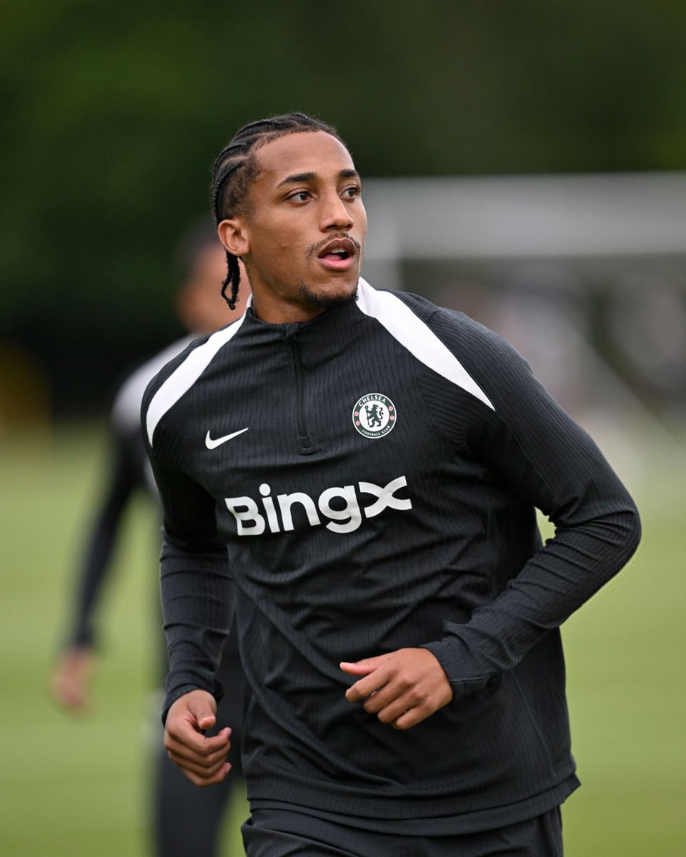 londonbluevoice's tweet image. João Pedro back on the pitch — smooth touches, sharp focus. Big season loading... 🔵🔥 #CFC #BackToTraining