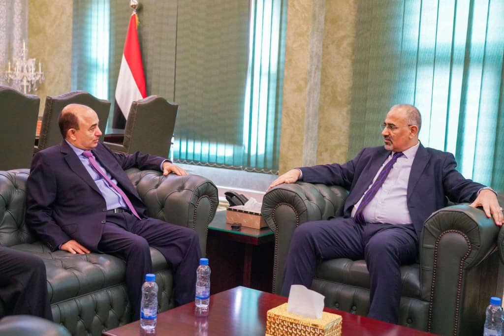 يا عيدروس علمونا الزيود قاعدة رصينة بالتعامل مع ذولا نصها :

الطمه يتبعك …

ماينفعش مع عارهم الجلسة والحوار ، ذولا يشتي لهم حشاره ولطم لما يذكر الحمار اللي هرب جده من الامام احمد لعدن ..

والدليل سمعت ايش قال اليوم الصباح بالغرفة التجارية " في الشمال نحن نطبق قانون الحوثي اللي