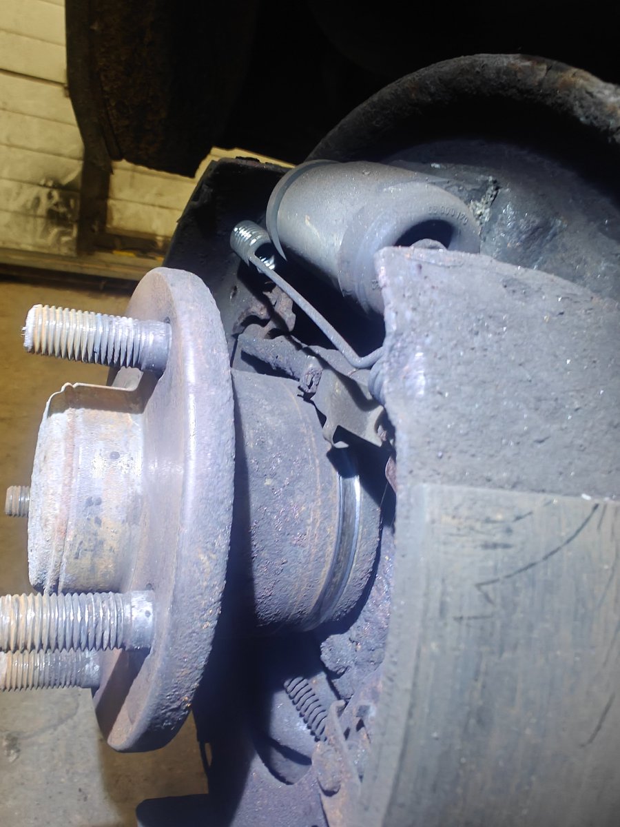 Tourneo pidurid remonditud. 
(pildil algne olukord). Viimaseks koerasabaks enne TÜV ja pikemaid proovisõite on lekkiva tankimistoru lõdviku vahetus.
(loik tekkis siis kui paagi täis panin)