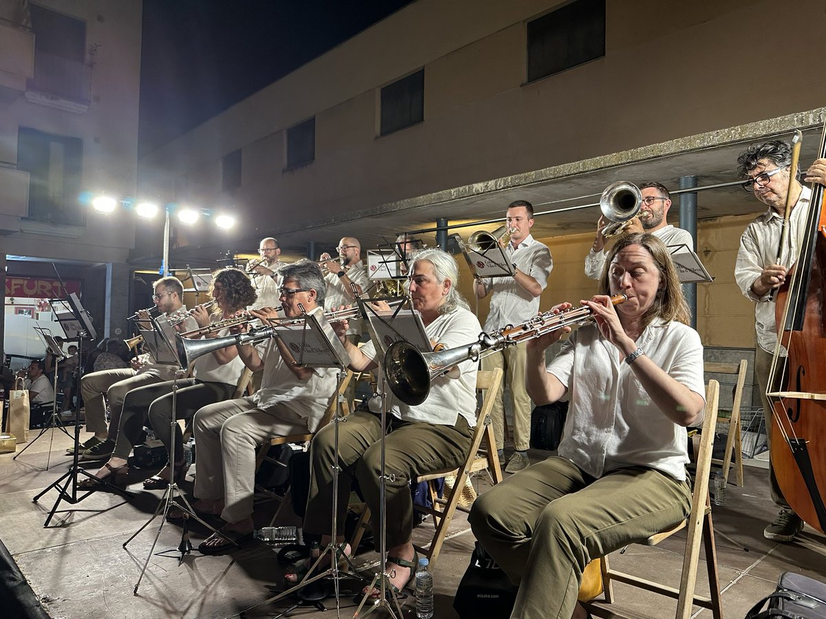 🔴 SARDANES

🎼 Nova gran ballada de #sardanes d’estiu. Centenars de persones han gaudit de la proposta musical oferta per la @CoblaViladOlesa.
👇🏻