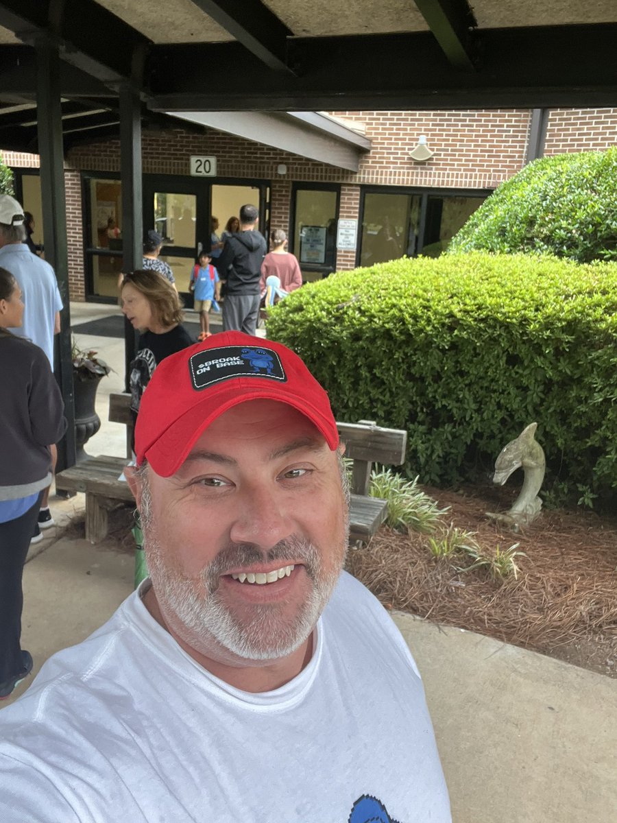 Nichols2127's tweet image. Guys I don’t just wear $BROAK gear for videos, I wear it to school pick ups too!!  Some little boy told me, “that frog looks weeeiiiird!!!” So I told him “Go home and tell your dad this is @BROAKonBase   He can buy it on 12 different centralized exchanges!!” Then he stared at me…